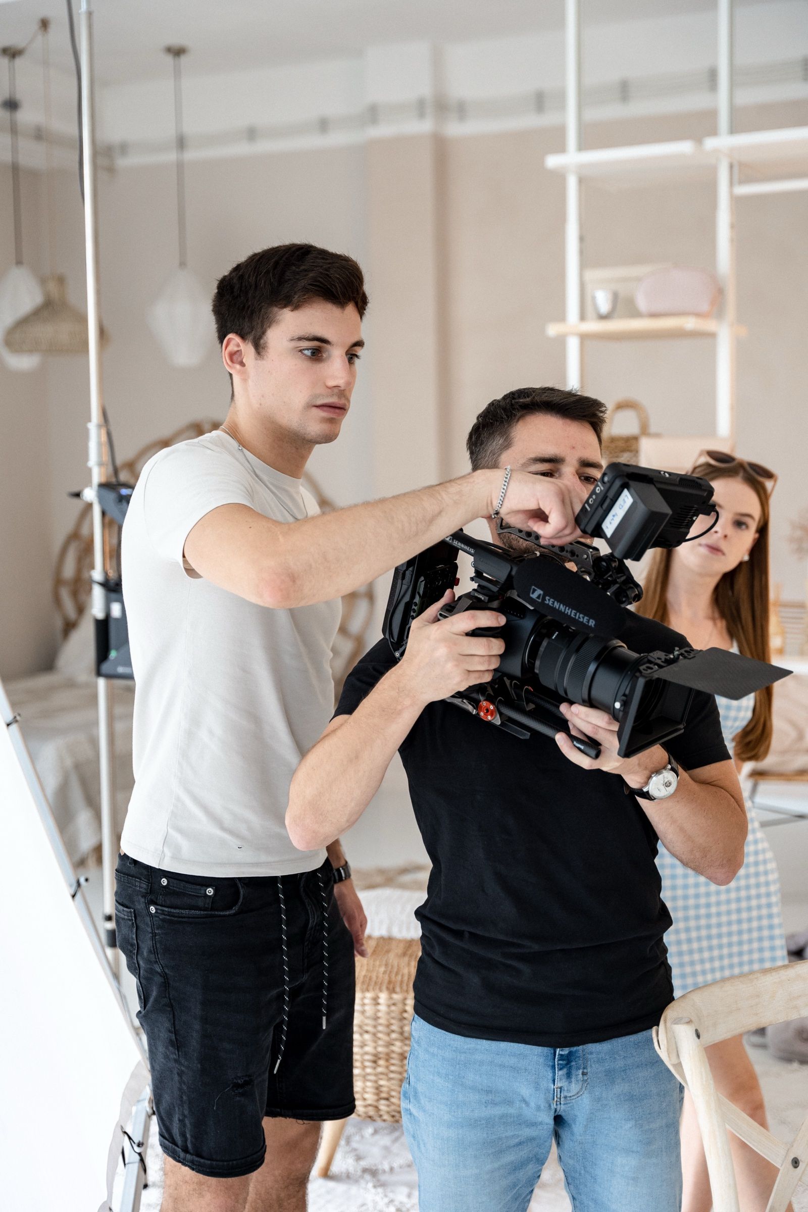 Two operators sharing a shoulder rig